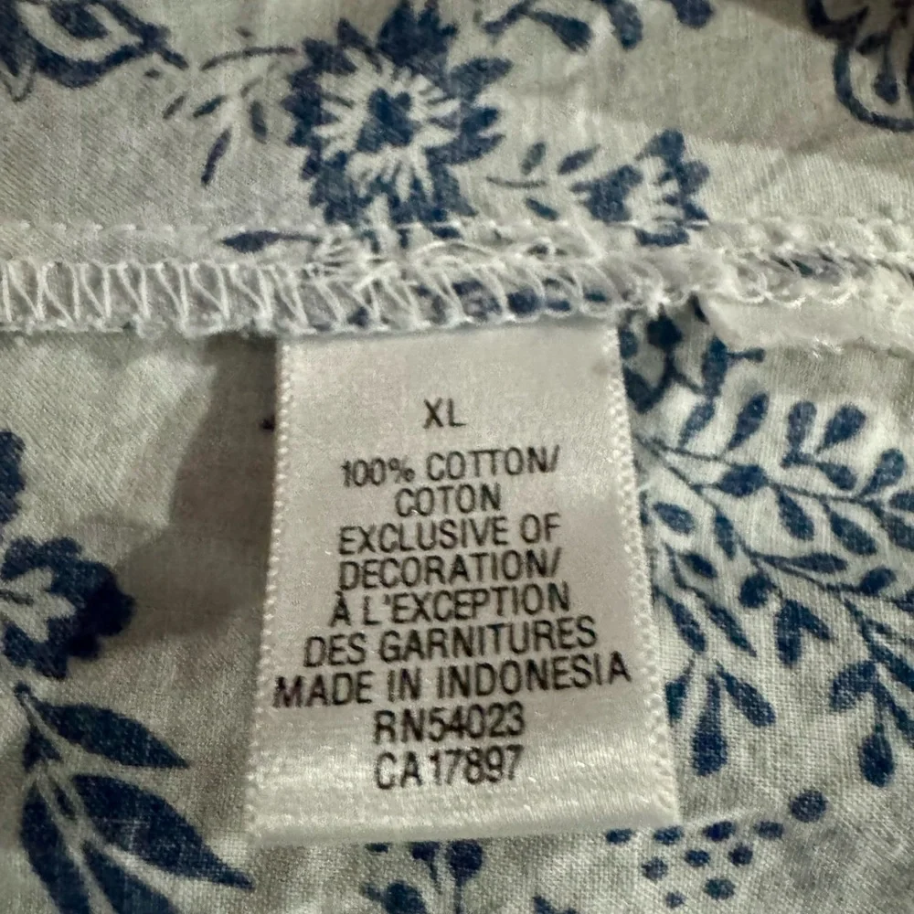 Old Navy Blue and White Long Sleeve Button Down Shirt - Picture 4 of 4
